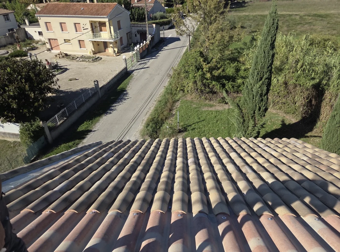Vue générale d’une toiture en tuiles